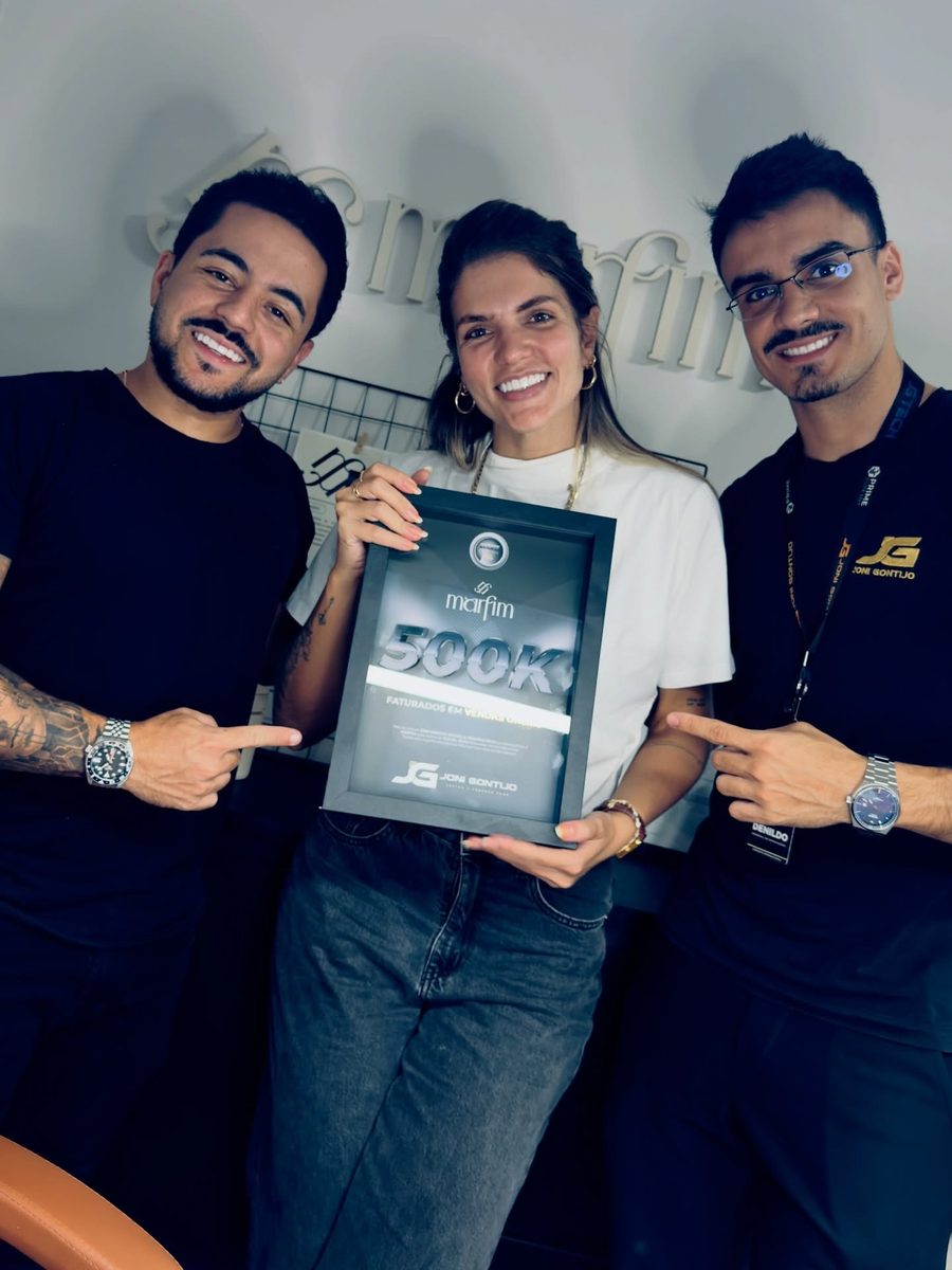 Denildo, Joni e uma cliente com a placa de R$ 500 mil faturados