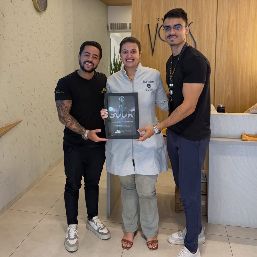 Denildo, Joni e uma cliente da área da saúde com a placa de faturamento