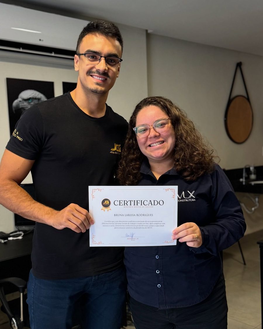 Denildo e uma mentorada segurando o certificado