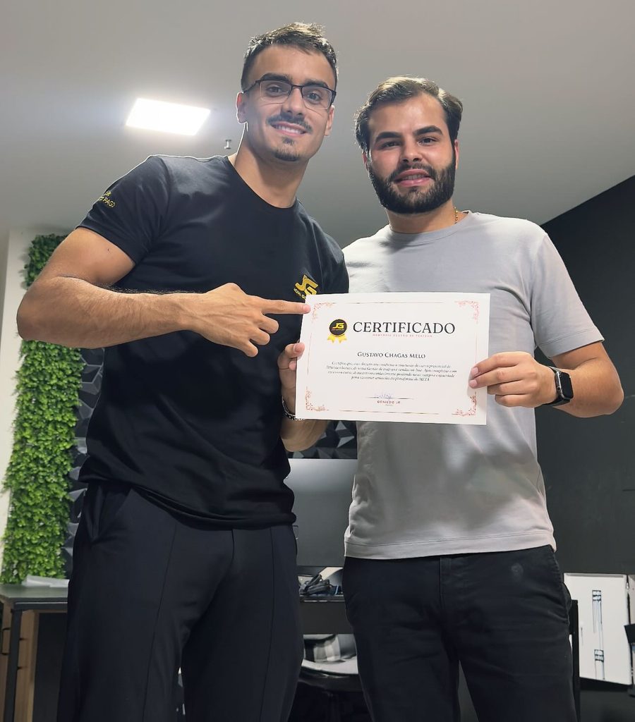 Denildo apontando para o certificado de um mentorado