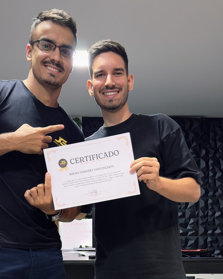Denildo e um mentorado sorrindo com o certificado