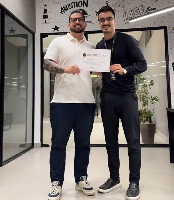 Denildo e um mentorado com o certificado no escritório