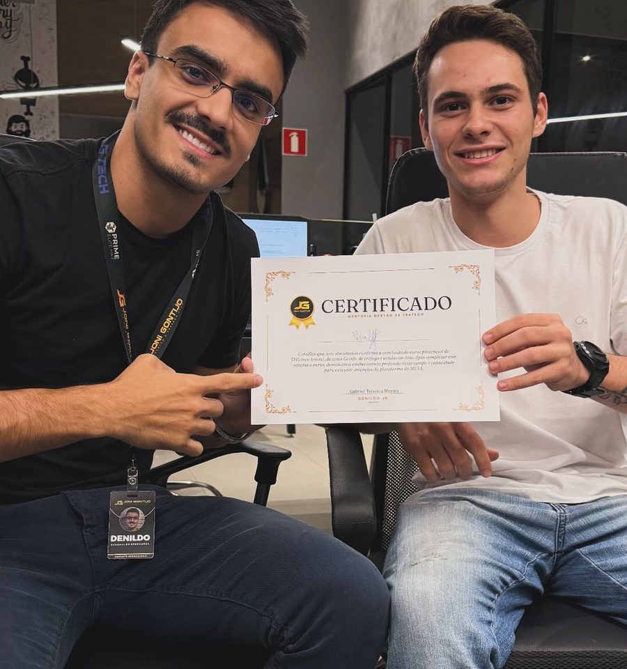 Denildo e um mentorado sentados, com o certificado