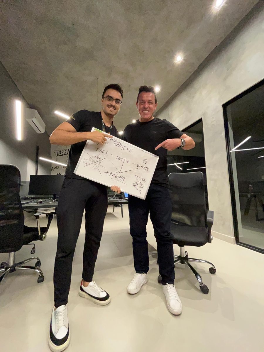 Denildo e um mentorado mostrando o esquema desenhado na primeira aula